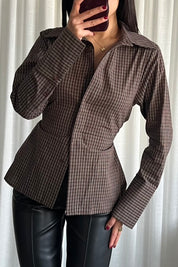 bruine geruite blouse getailleerd gedragen aan de voorkant