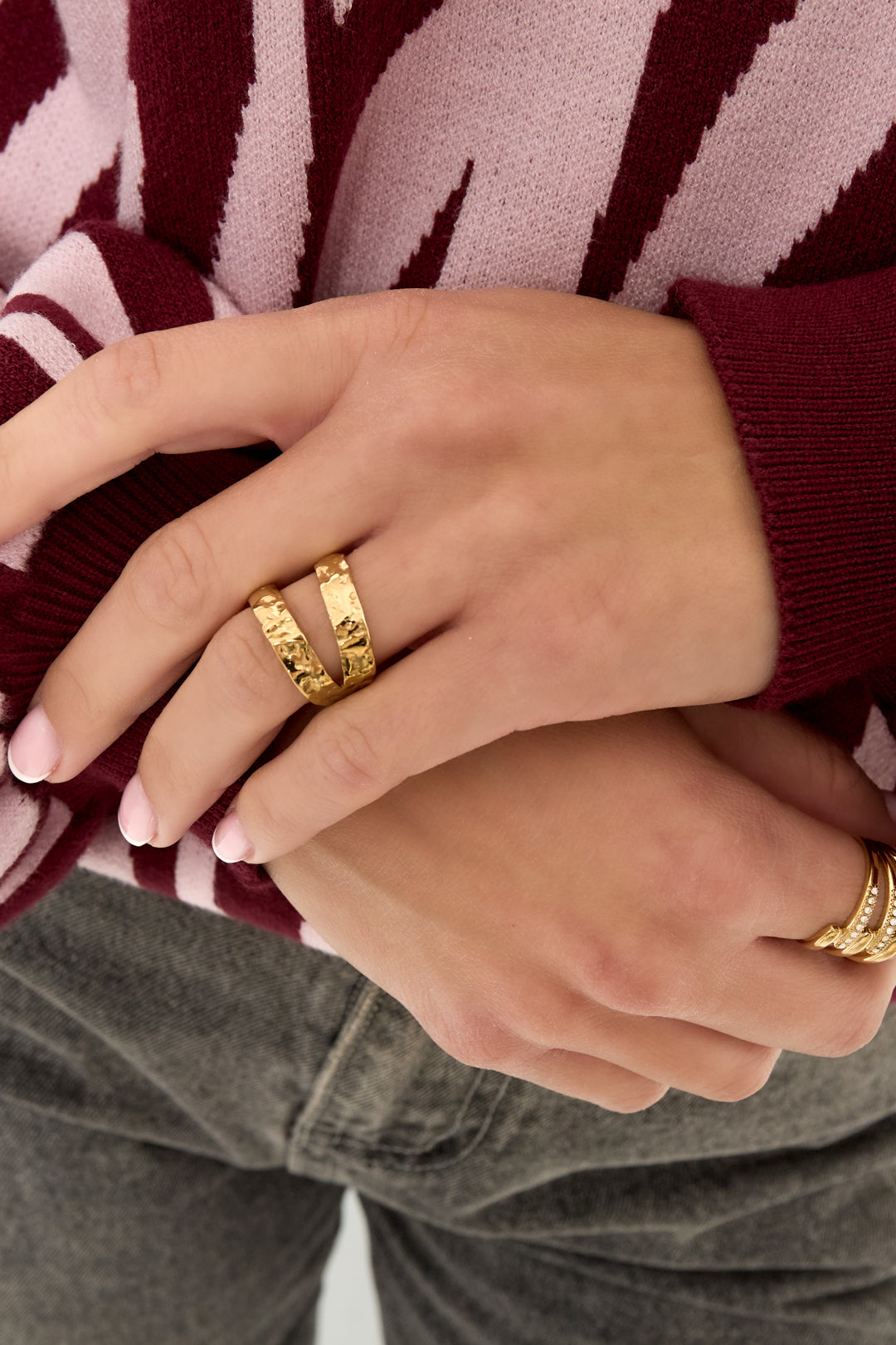 Gestructureerde dubbele ring in goud gedragen aan de hand