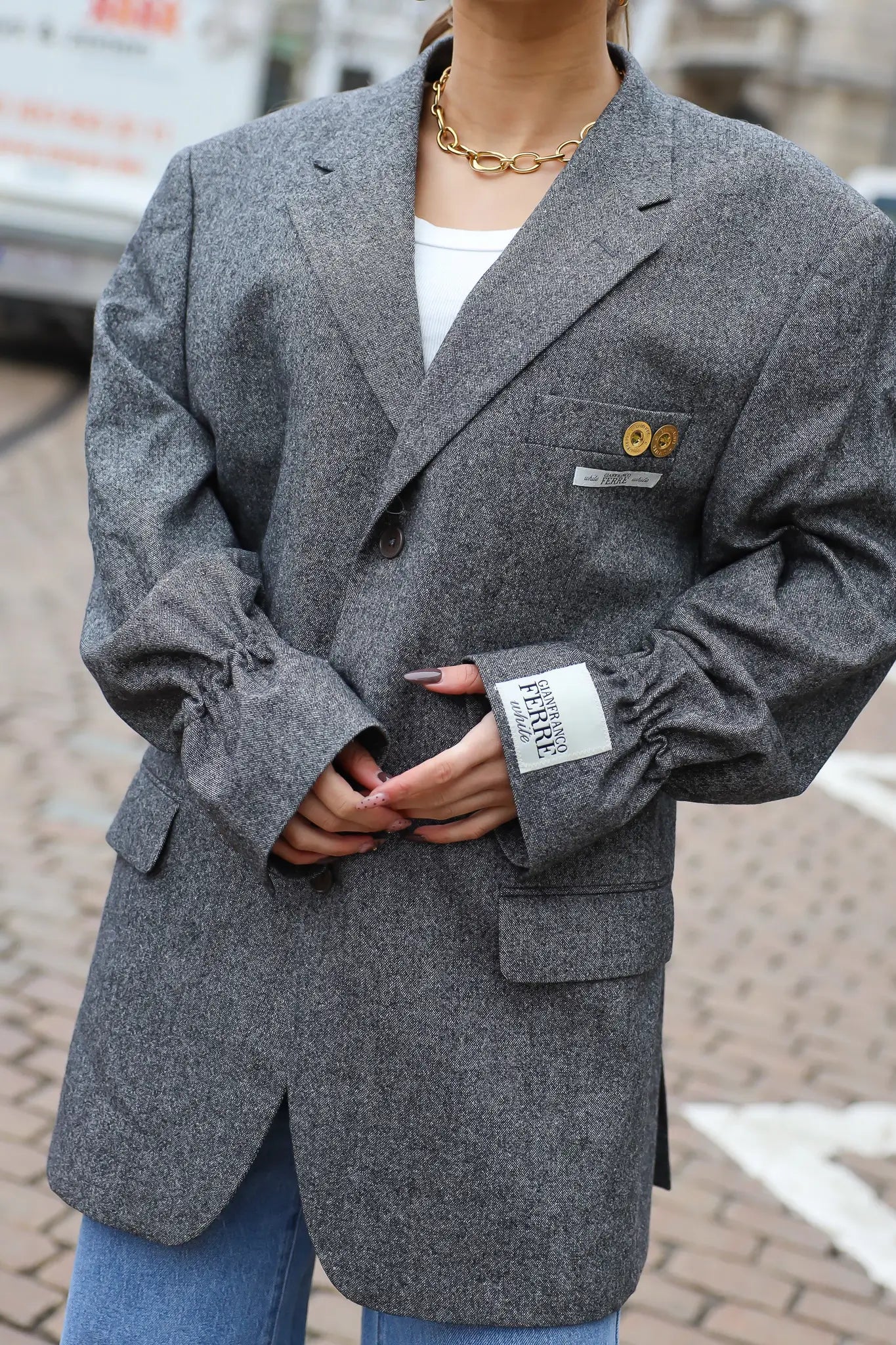 Detail van de Gianfranco Ferré reworked blazer bij de borst