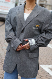 Detail van de Gianfranco Ferré reworked blazer bij de borst