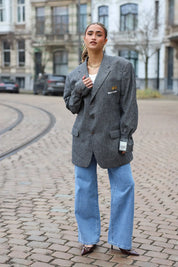 Reworked Gianfranco Ferré heren blazer grijs gedragen op straat