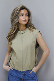 model draagt camel gilet dames ladylike