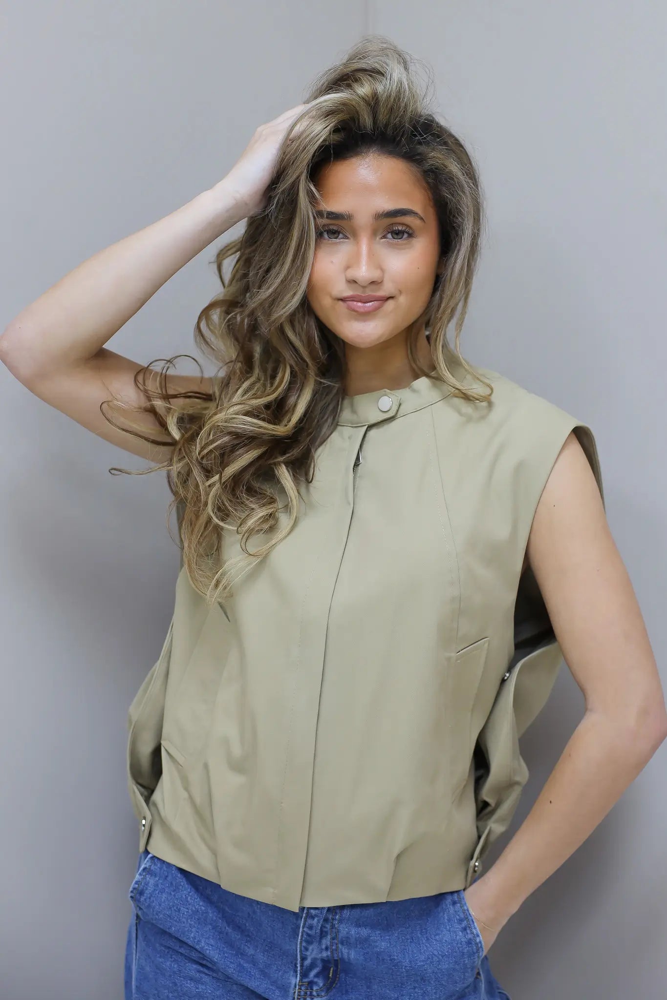 model draagt camel gilet dames outfit ladylike