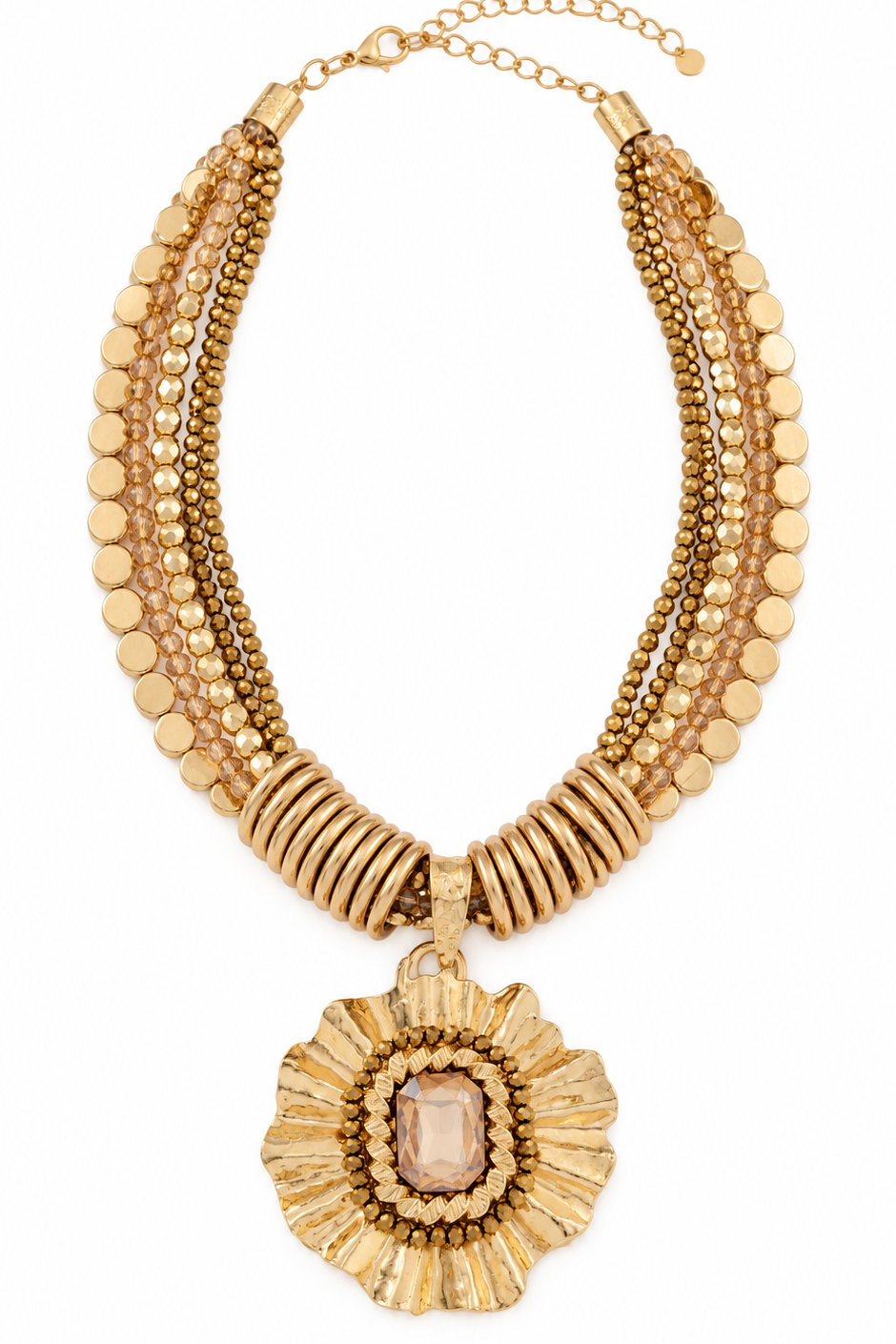 Gouden statement ketting met meerdere lagen schakels en kralen en een grote bloemvormige hanger op witte achtergrond