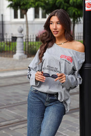 Grijs off shoulder shirt dames gecombineerd met jeans