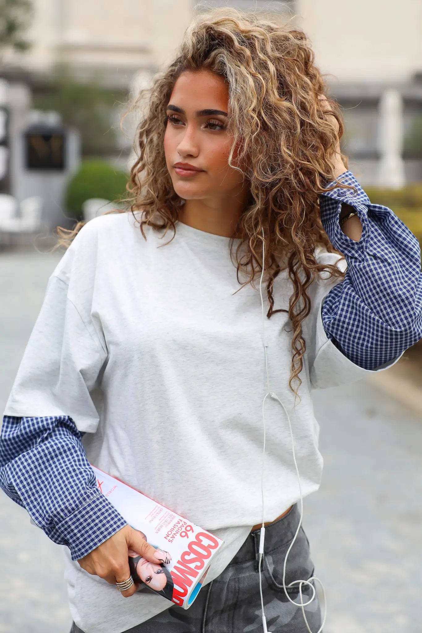Grijs oversized shirt met blauwe ruitmouwen