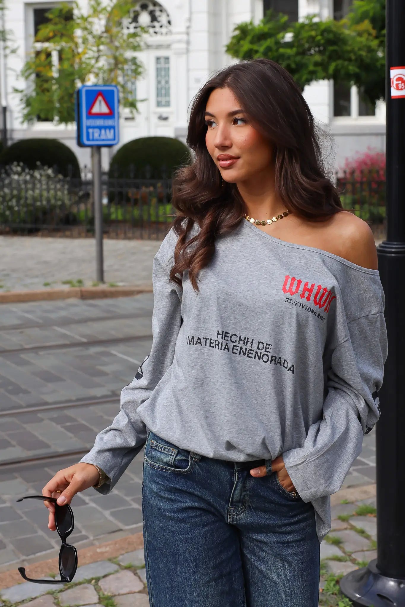 Grijze off shoulder top dames met lange mouwen en tekstprint