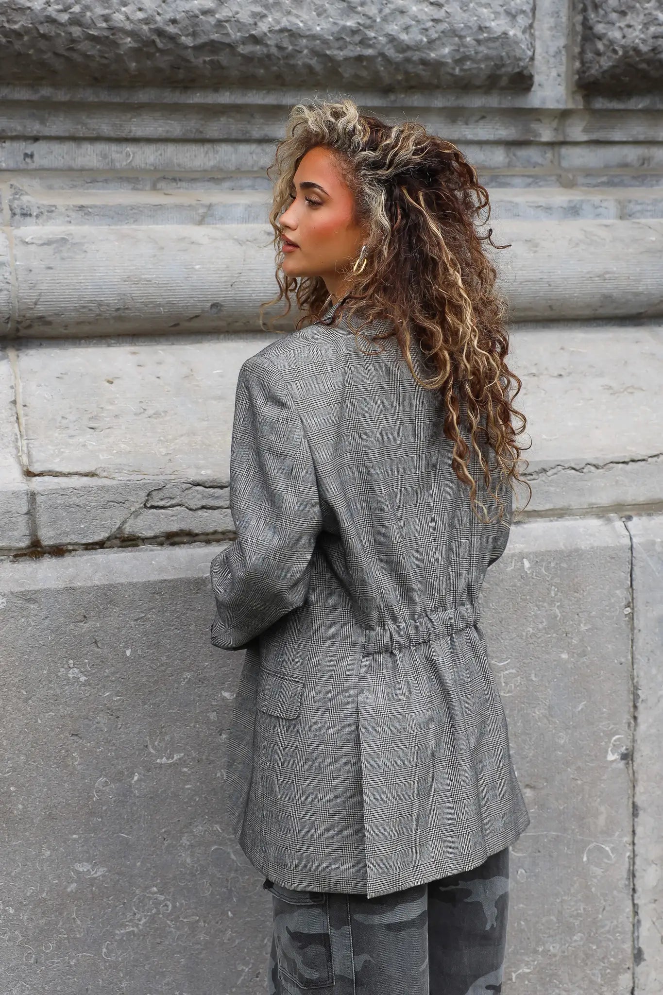 Grijze herenblazer reworked voor dames uit de Atelier Series