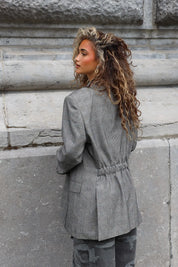 Grijze herenblazer reworked voor dames uit de Atelier Series