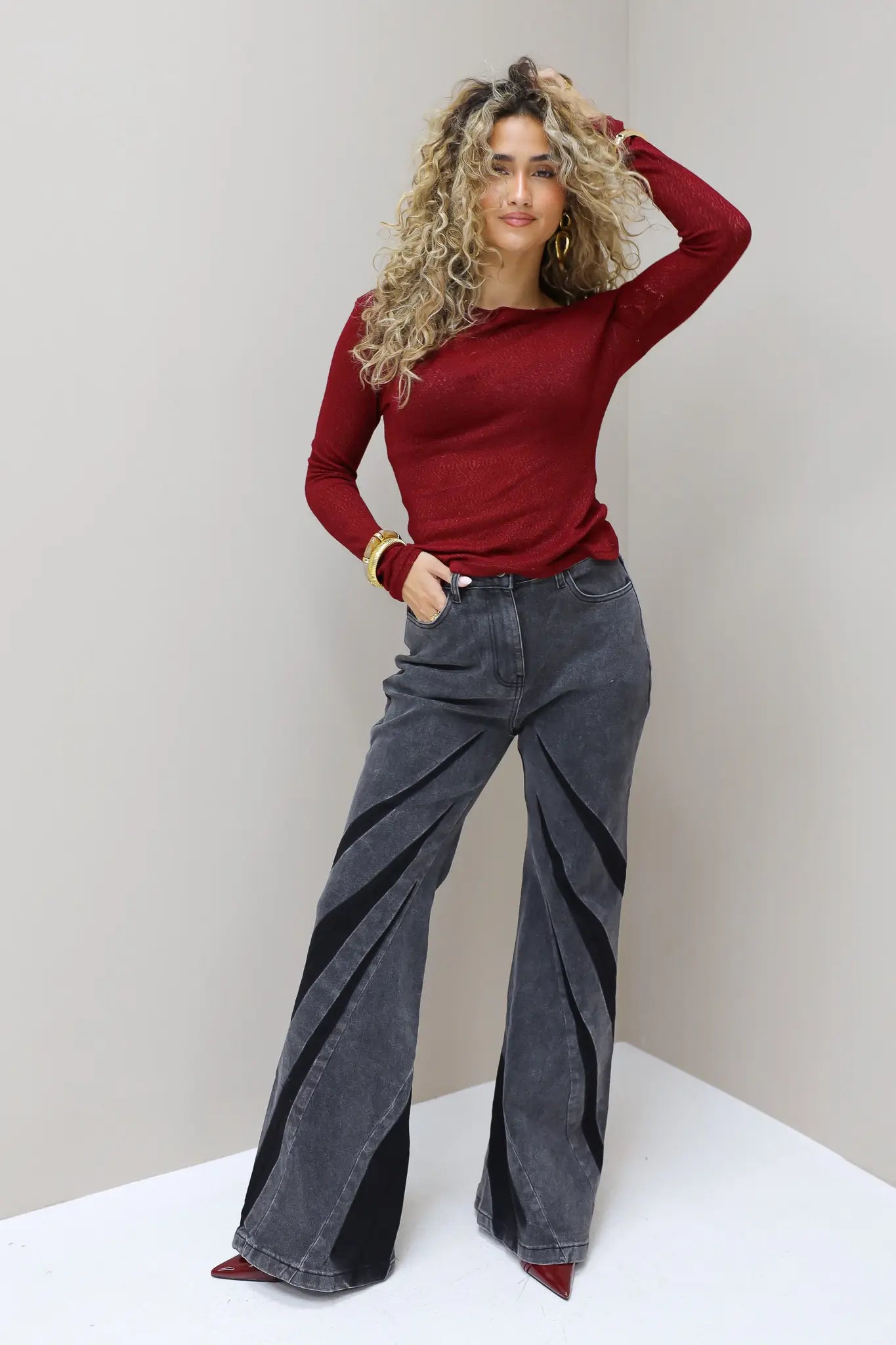 grijze wijde jeans zwart banen patroon dames model hand in zij ladylike fashion