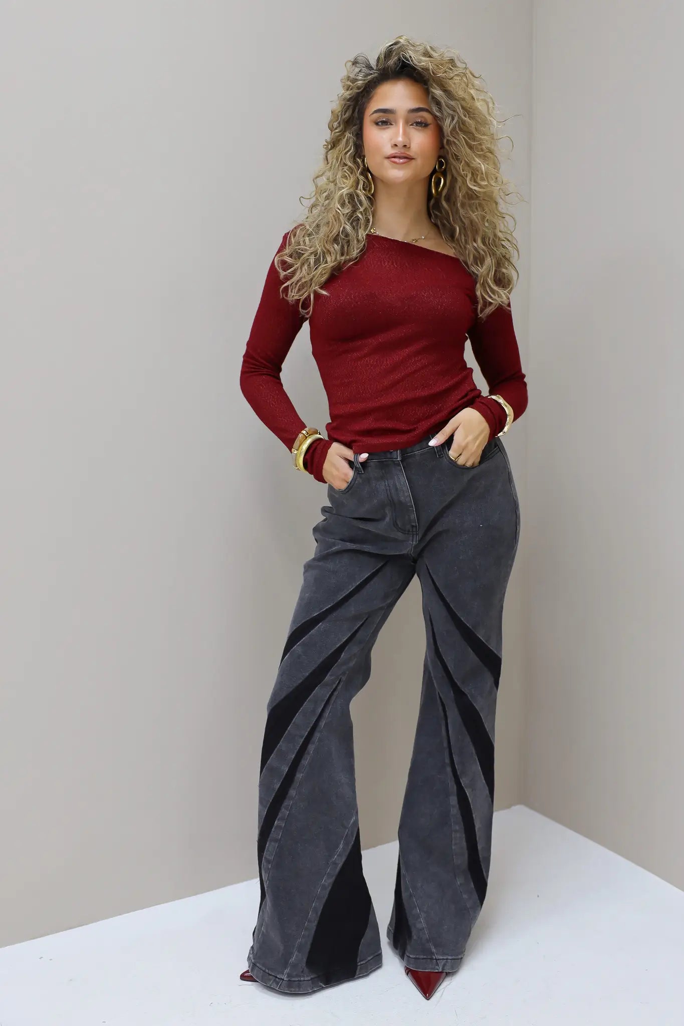 grijze wijde jeans zwart banen patroon dames model poserend ladylike fashion