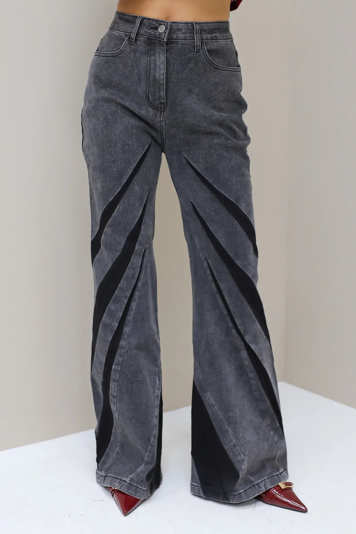 grijze wijde jeans zwart banen patroon outfit dames ladylike fashion