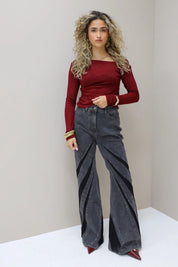 grijze wijde jeans zwart banen patroon outfit met rode top ladylike fashion