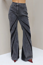 grijze wijde jeans zwart banen patroon productfoto vooraanzicht ladylike fashion