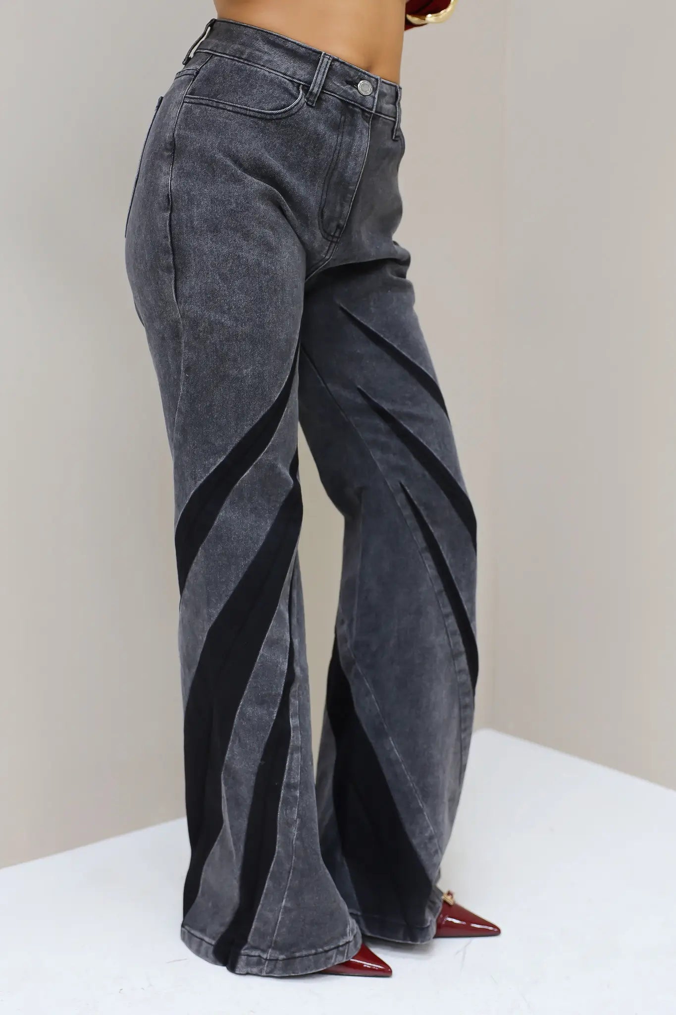 grijze wijde jeans zwart banen patroon productfoto zijaanzicht ladylike fashion