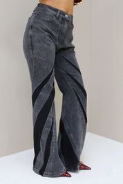 grijze wijde jeans zwart banen patroon productfoto zijaanzicht ladylike fashion