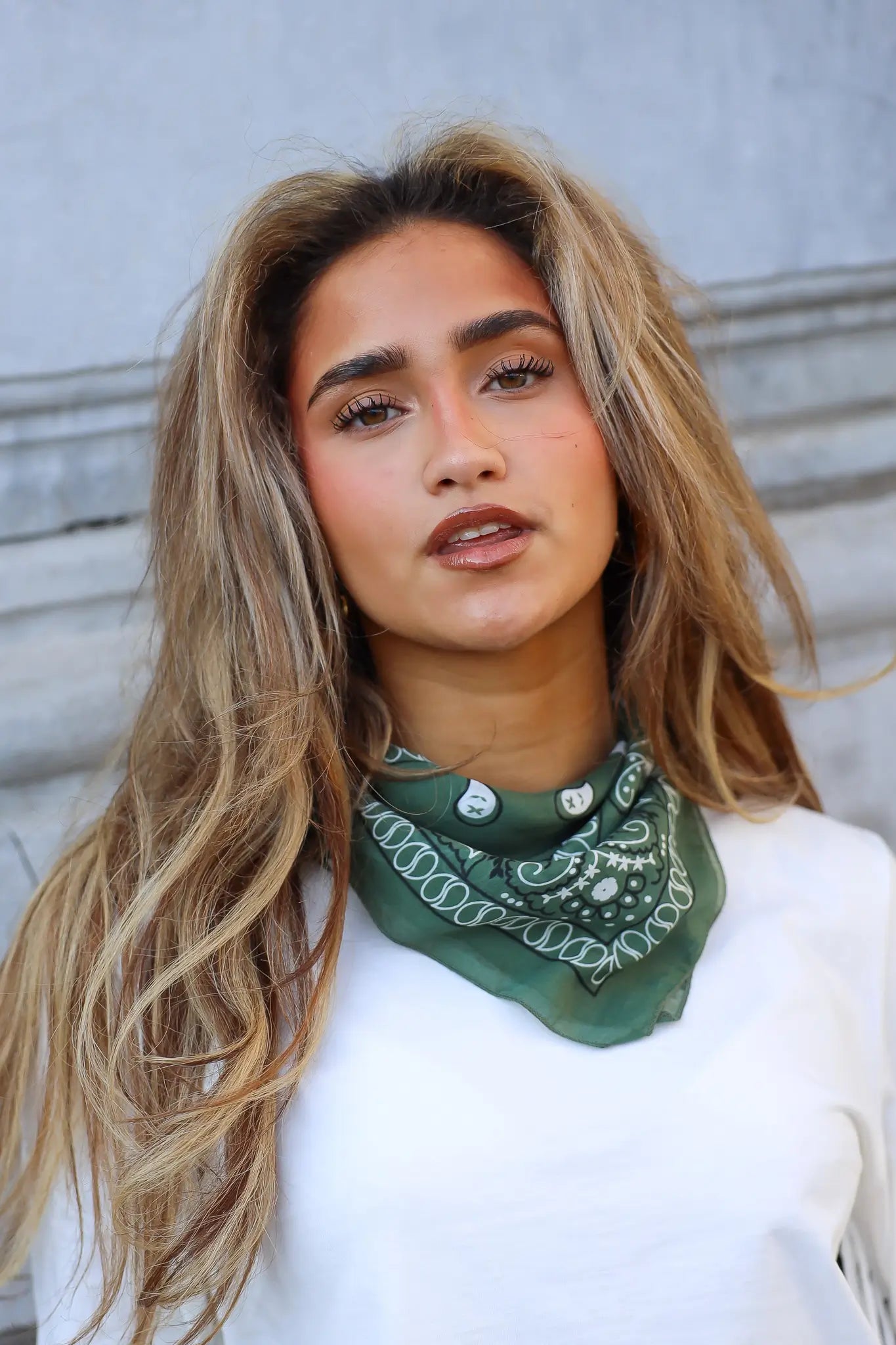 model draagt groen sjaaltje dames close up