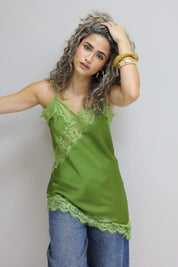 groene satijnen top met kant casual pose binnen ladylike
