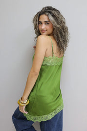 model met groene satijnen top, kanten details zichtbaar aan de achterkant