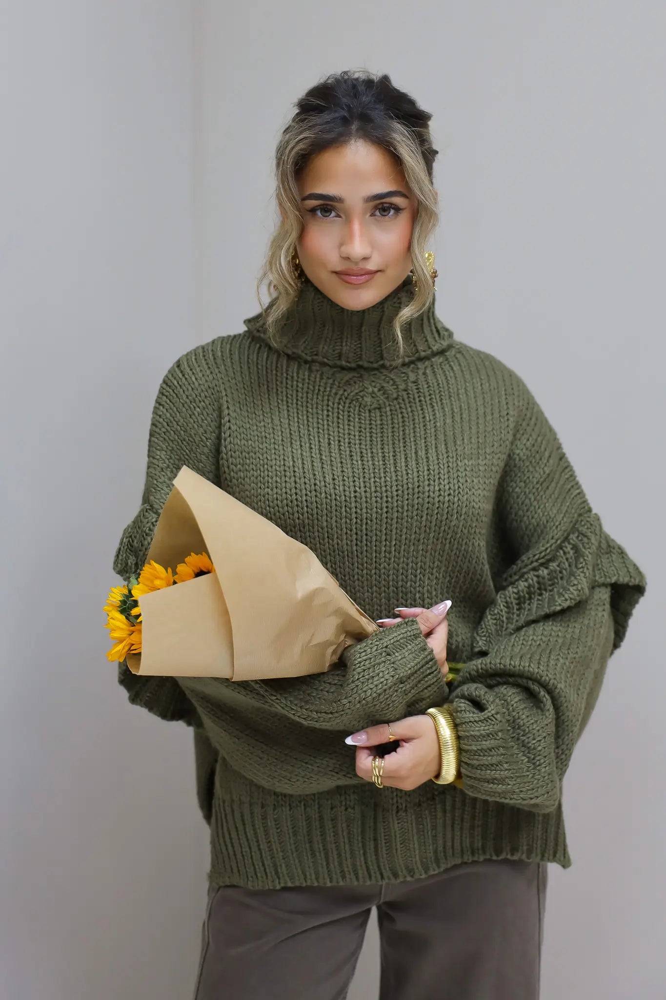 Close up studiofoto met groene trui en bloemen