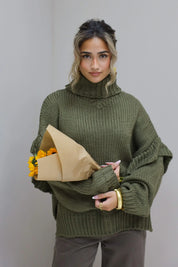 Close up studiofoto met groene trui en bloemen