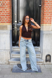 haltertop bruin model buiten staand