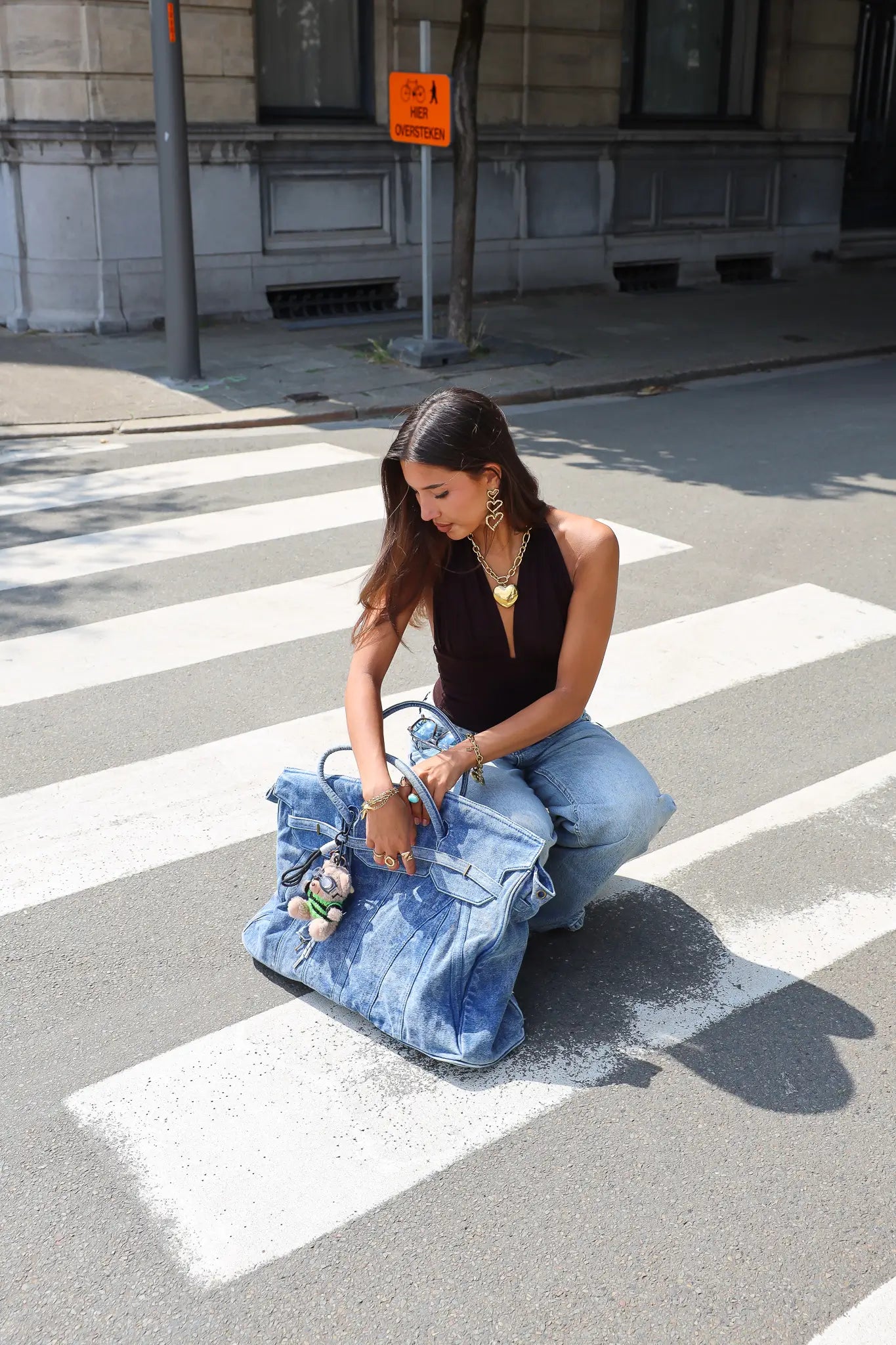 haltertop bruin model zittend op straat