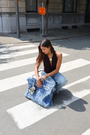 haltertop bruin model zittend op straat