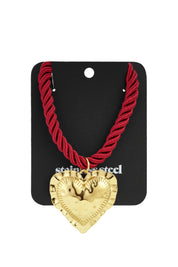 Ketting met rood koord en gouden hart op productkaart