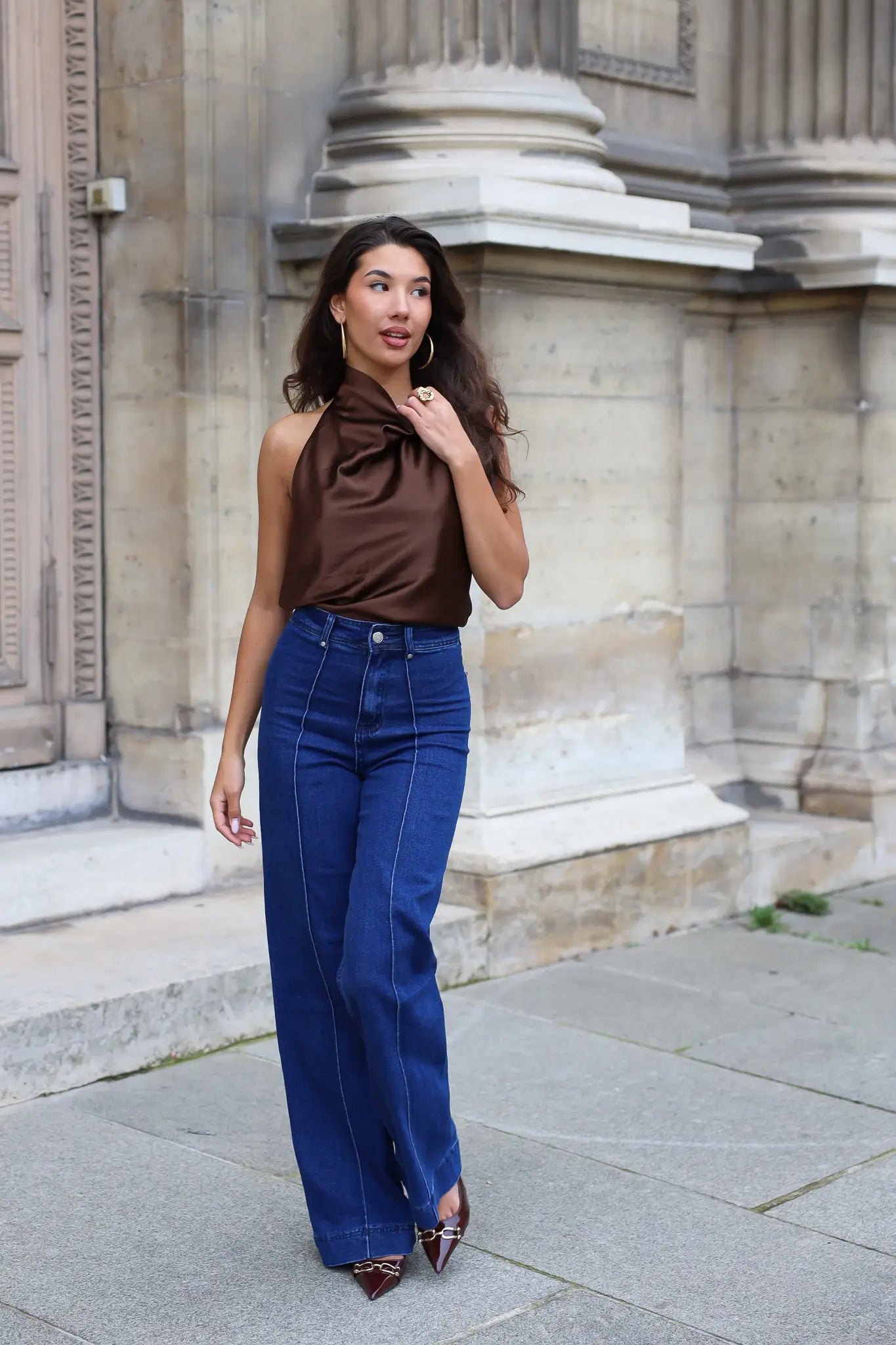 model draagt donkerblauwe high waist jeans