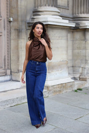 model draagt donkerblauwe high waist jeans