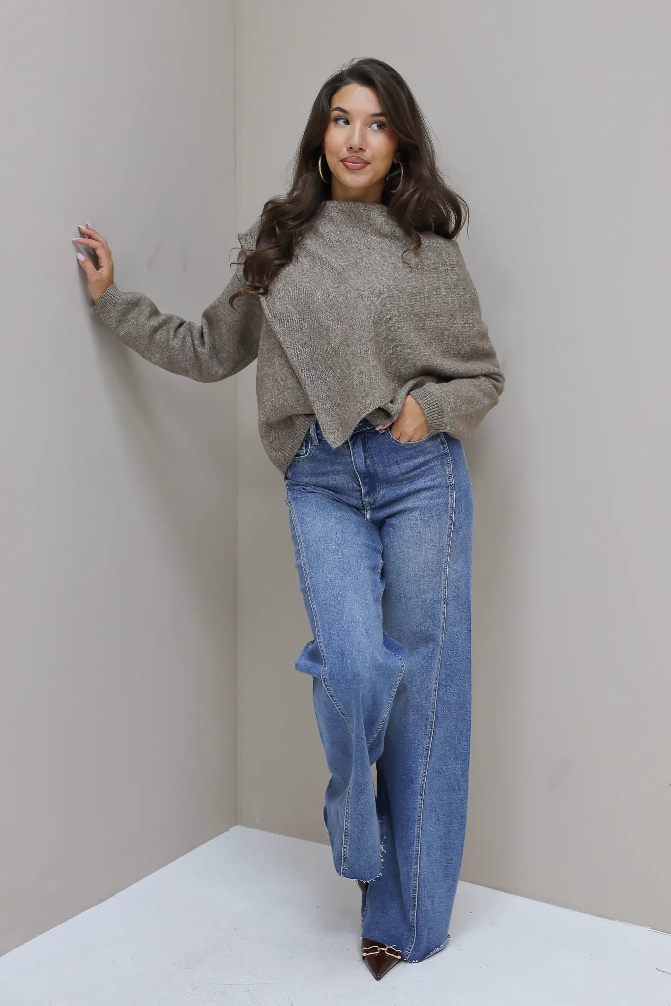 wide leg jeans gecombineerd met een grijze knit top