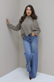 wide leg jeans gecombineerd met een grijze knit top