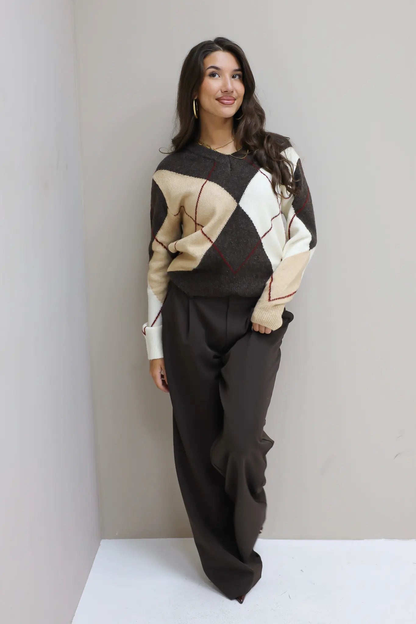 bruine hoge taille broek gecombineerd met lichte trui