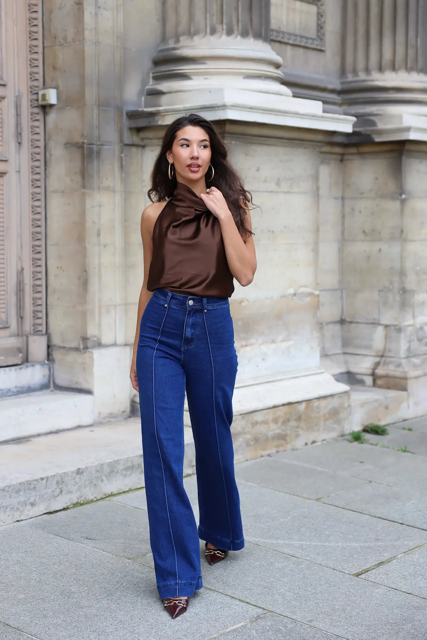 model in donkerblauwe hoge taille flared jeans