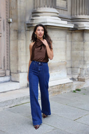 model in donkerblauwe hoge taille flared jeans