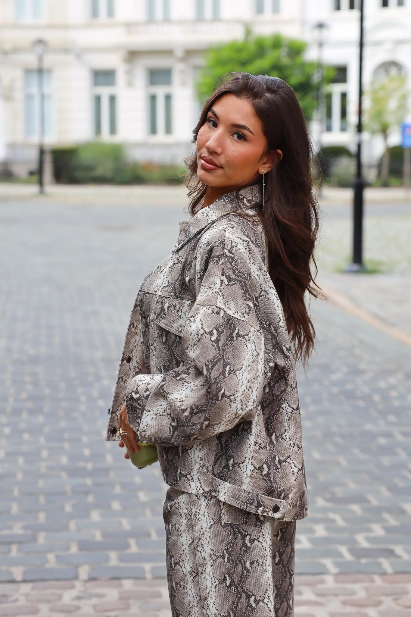 Jas met slangenprint beige dames van de zijkant gedragen