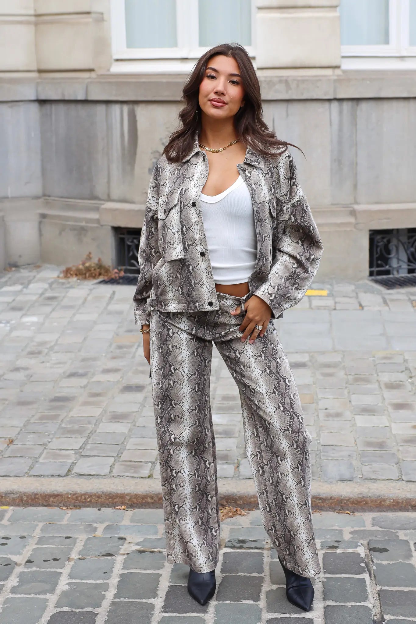 Jeans Straight Slangenprint Beige dames gecombineerd met witte top en matching jasje