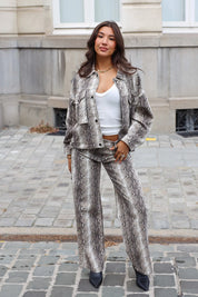 Jeans Straight Slangenprint Beige dames gecombineerd met witte top en matching jasje