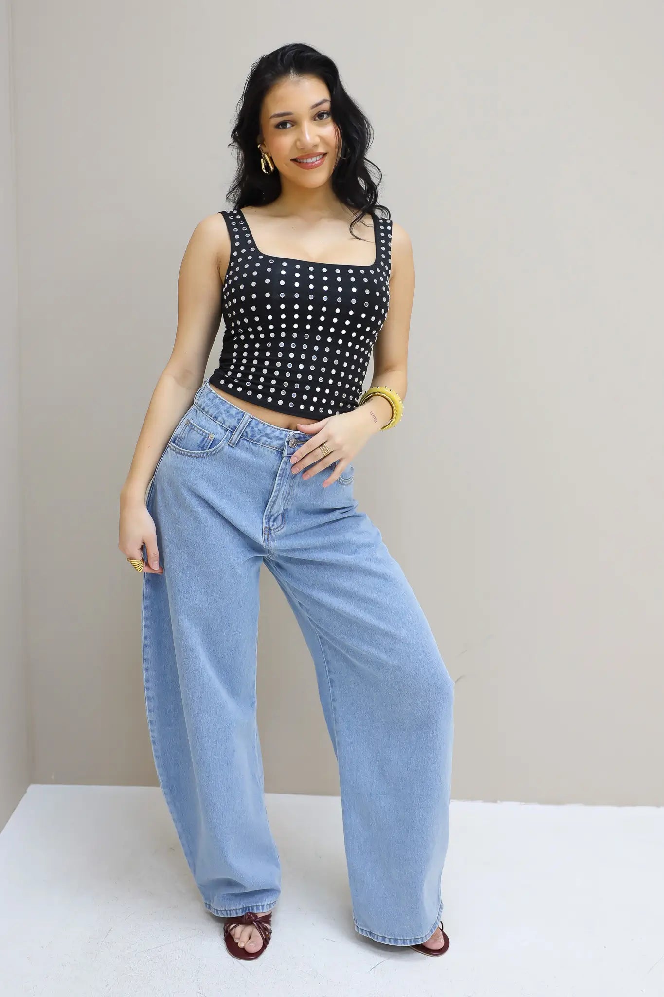 rechte pose met blauwe ballon fit jeans