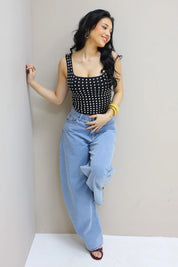 model staand met ballon fit jeans blauw