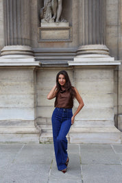 zijaanzicht van donkerblauwe jeans met front naad