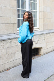 Zijaanzicht van donkergrijze wide leg jeans met lange rechte pijpen en een ruime pasvorm