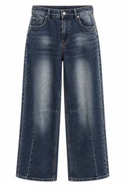 Productfoto van donkerblauwe wide leg jeans met vijf zakken, knoopsluiting en lange wijde broekspijpen op witte achtergrond