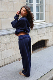 Donkerblauwe jogger set met wijde broek en kort vest vanaf de zijkant