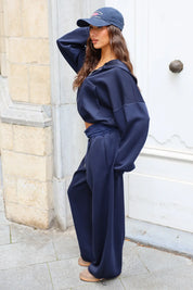 Donkerblauwe jogging set met wijde broek en hoodie van de zijkant
