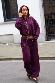 Plum jogger set met capuchon en wide leg broek van voren