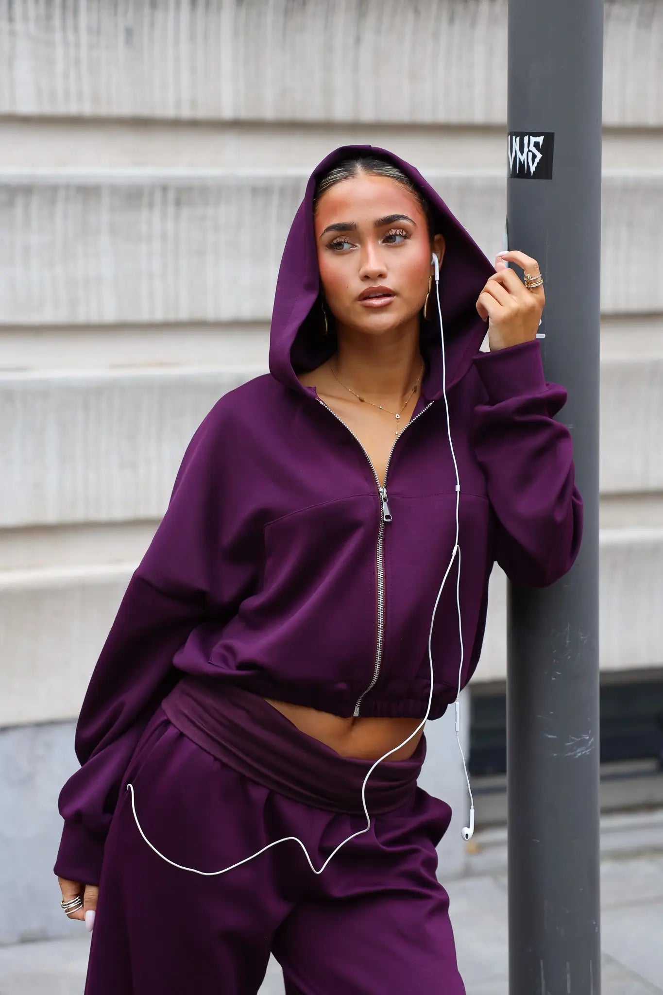 Paarse jogger set met zip hoodie en capuchon op het hoofd