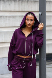 Donkerpaarse cropped hoodie met rits en capuchon gecombineerd met joggingbroek