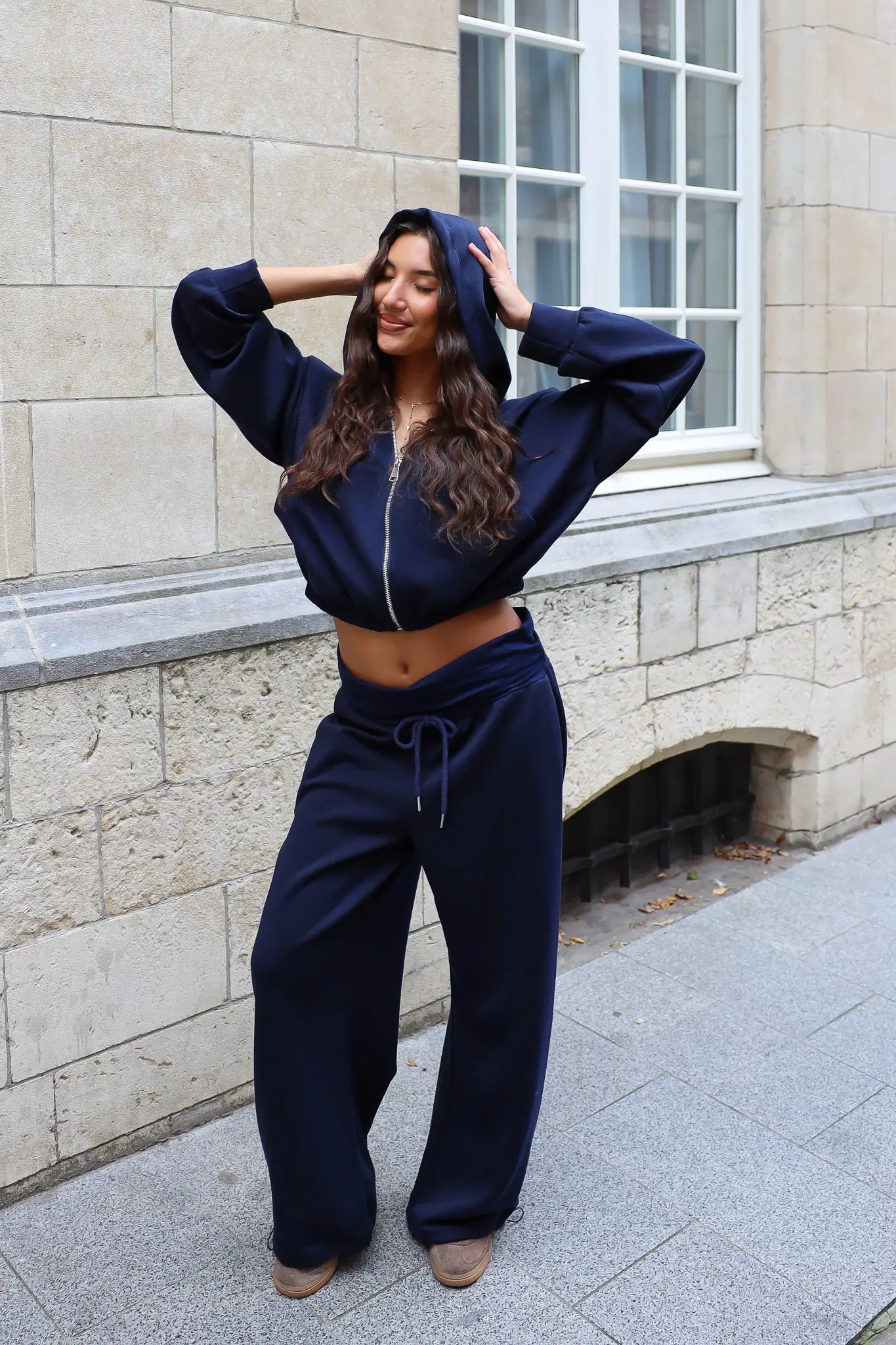 Donkerblauwe tweedelige jogger set met korte zip hoodie en wijde broek